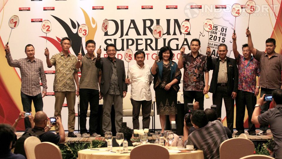 Para manajer klub peserta Djarum Superliga BAdminton 2015 menunjukan hasil drawing grup yang dilakukan di Jakarta, Rabu (21/01/15). Copyright: &copy; Herry Ibrahim/INDOSPORT